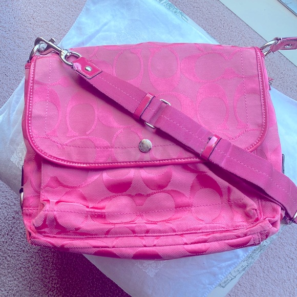 Coach, cross body, large size and in beautiful pink, messenger handbag. - Picture 2 of 15